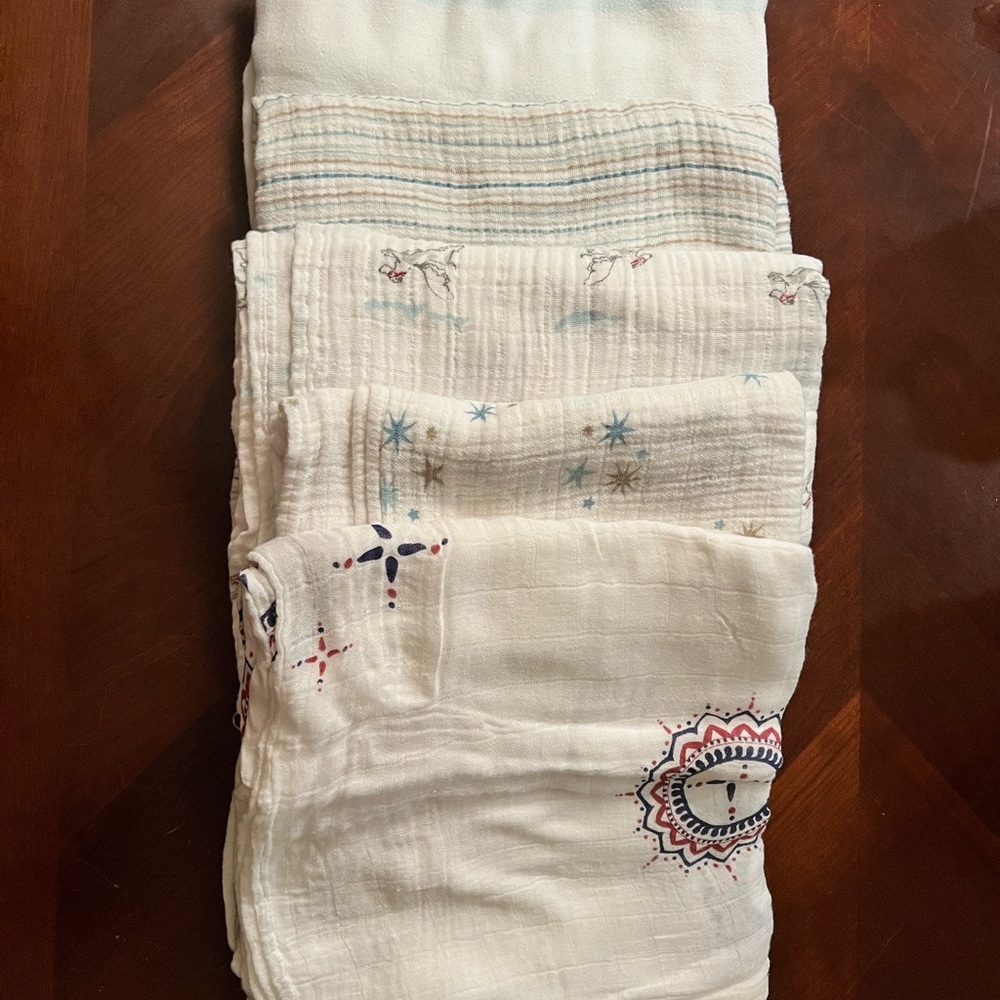 aden + anais 5 Cream and Blue Patterned Swaddles